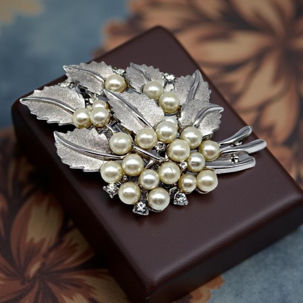 Vintage 50s 60s Trifari Silver-Tone Floral Leaf Brooch ~Faux Pearls Rhinestones